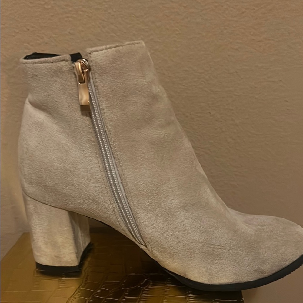 Cream Ankle Boots with Chunky Heel and Minimalist Design size 7 - Picture 6 of 6